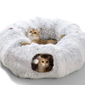 Donut-Katzentunnel mit Katze, die aus der Öffnung schaut