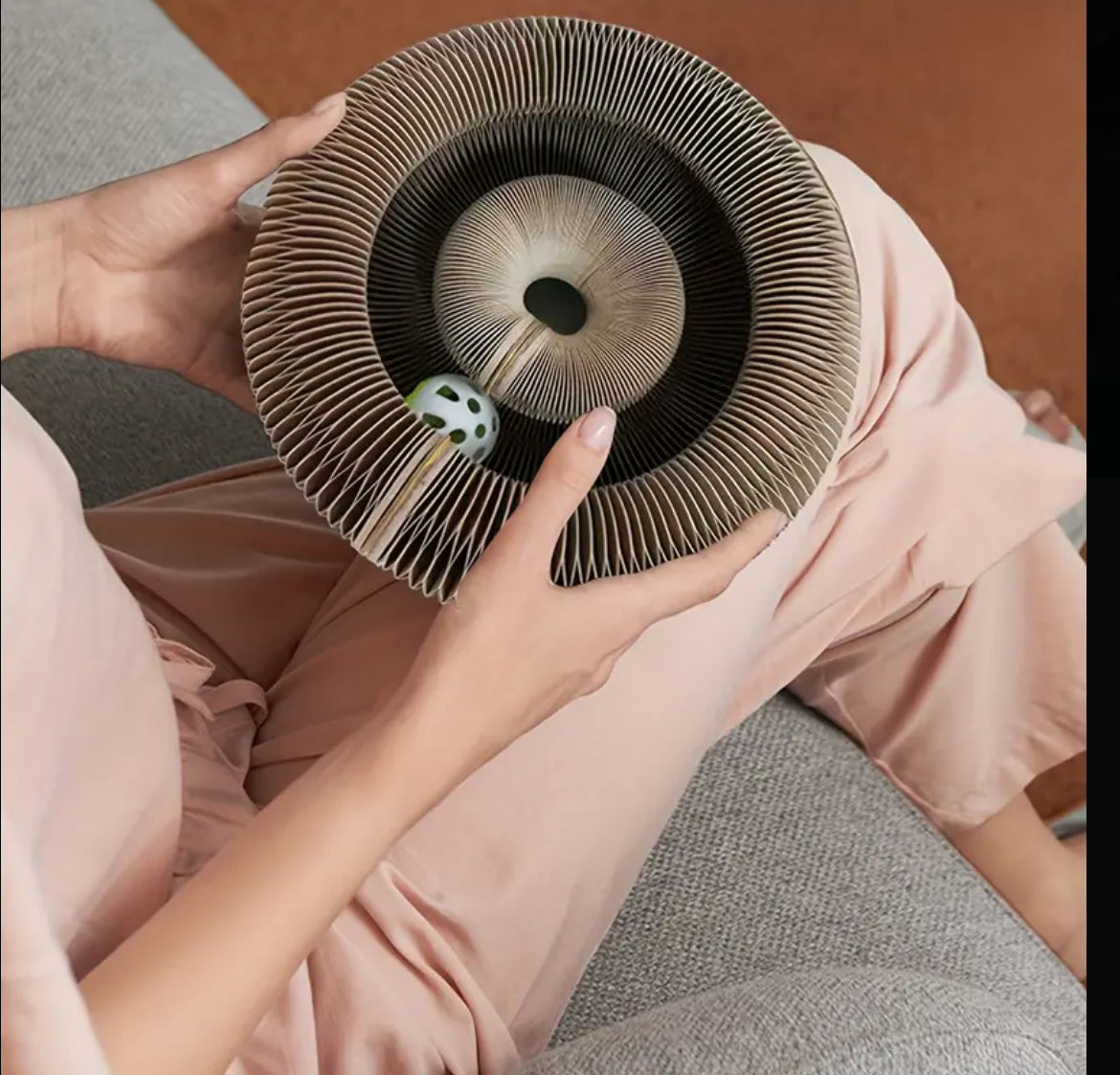 Katzenspielzeug Kratzpappe Katzenkratzbrett mit faltbarem Design und Spielball