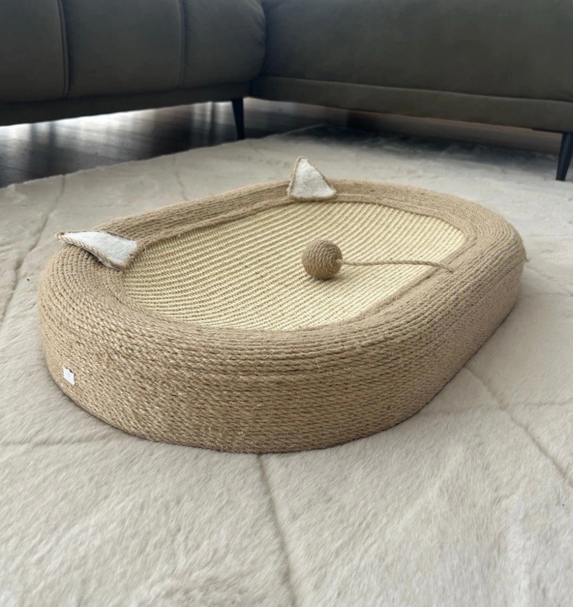 Katzenkratzbrett mit Spielball und Kratzfläche- Kratzbaum, Katzenbett & Katzenspielzeug in einem.