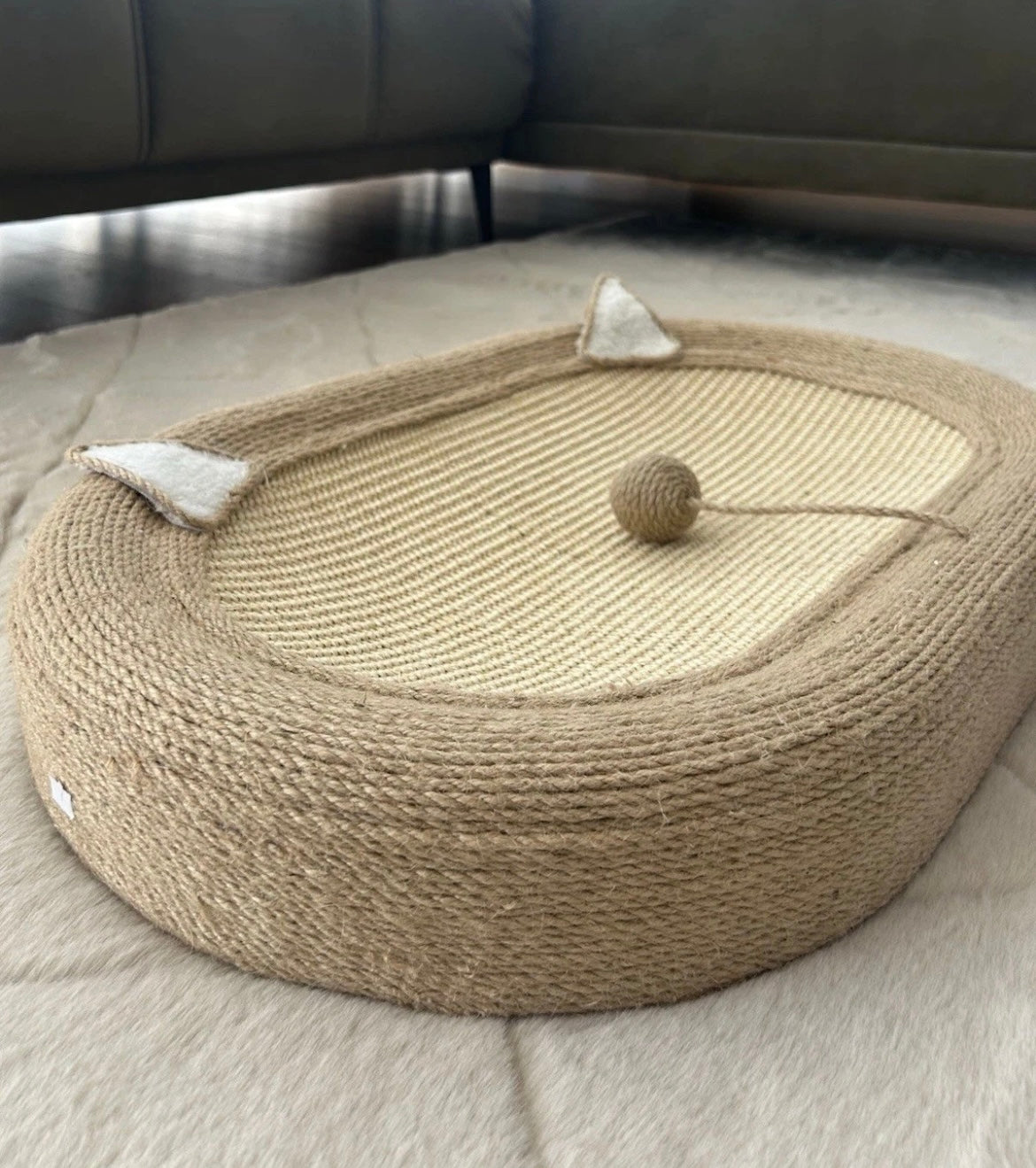 Katzenkratzbrett mit Spielball und Kratzfläche- Kratzbaum, Katzenbett & Katzenspielzeug in einem.